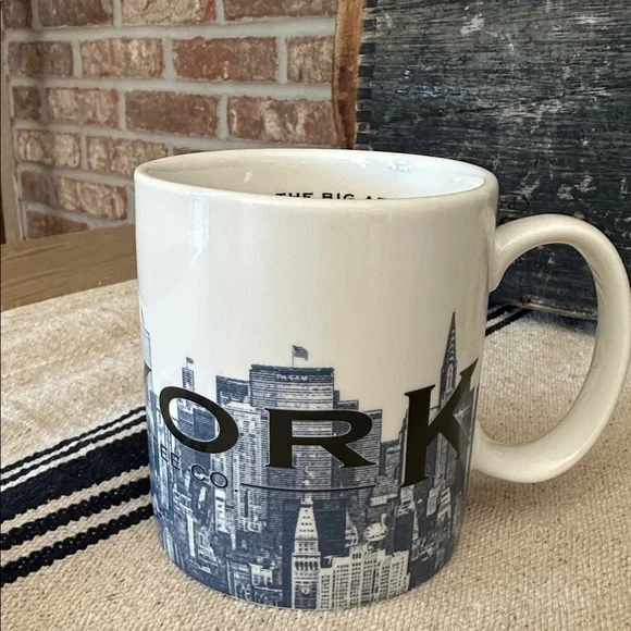 2005 Starbucks Skyline Series New York Mug